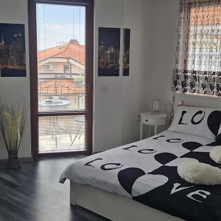 Black And White Apartment 卡尔洛沃 外观 照片